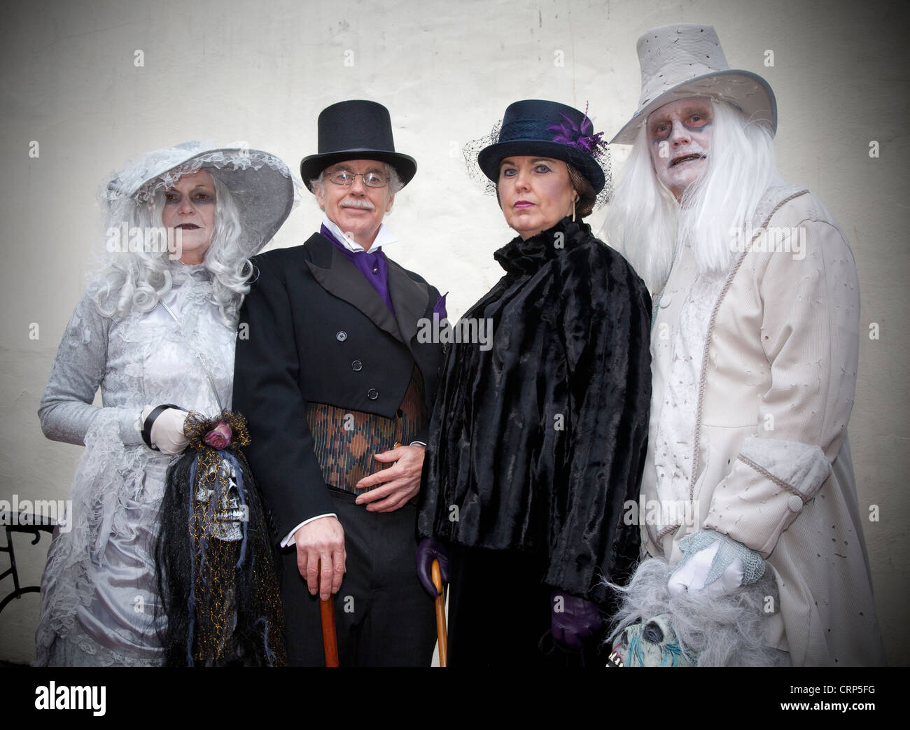 La gente vestita in su in sinistre abbigliamento per la Whitby Goth Weekend, un doppio festival annuale tenutasi a Whitby a causa della sua associ Foto Stock