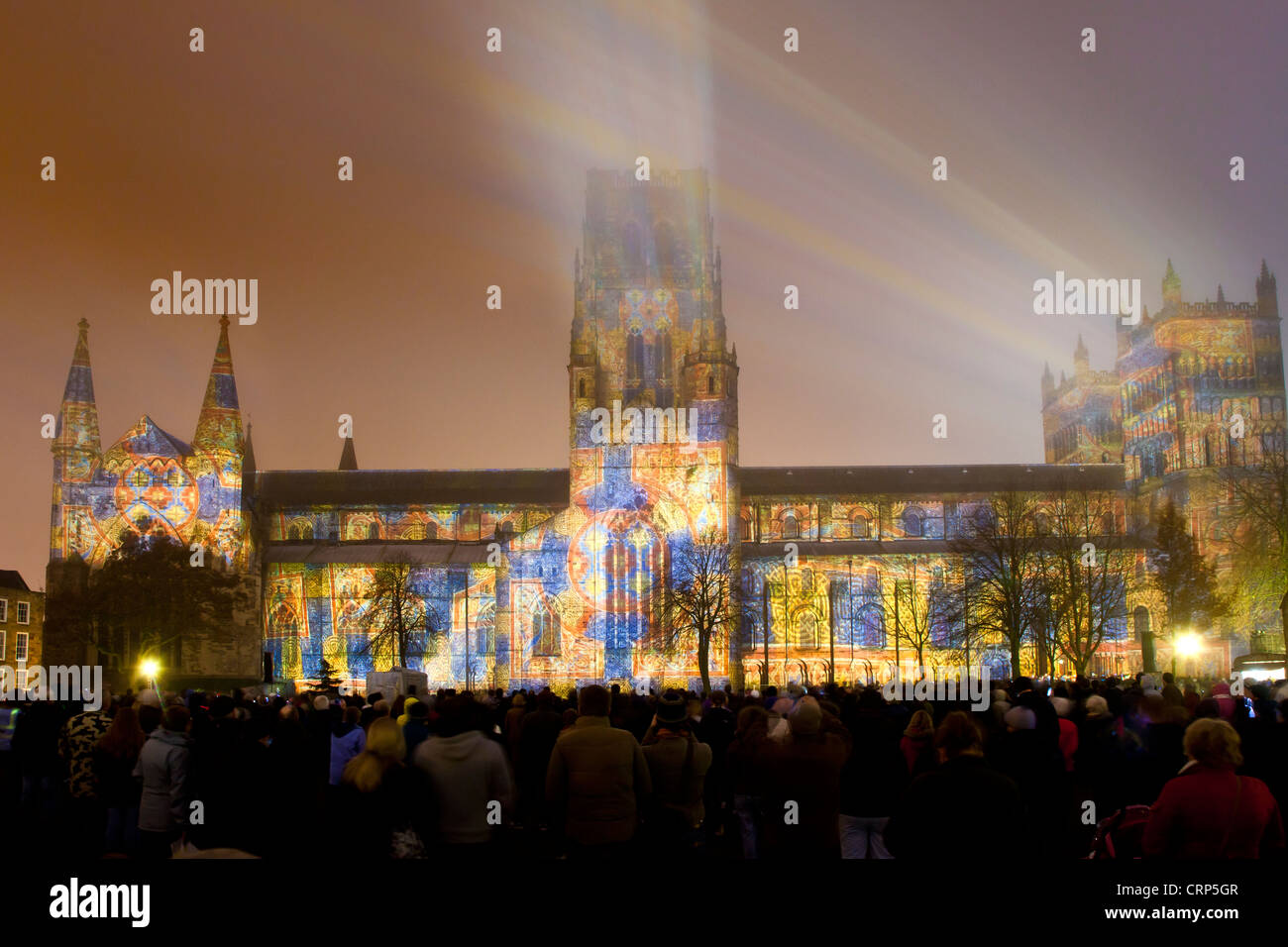 Corona di luce, una larga scala di proiezione del Lindisfarne vangeli proiettata su Durham Cathedral a LUMIERE 2011, IL REGNO UNITO la Foto Stock