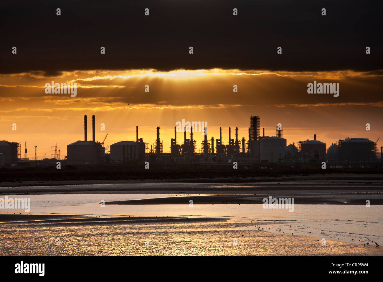 Tramonto su una raffineria di petrolio a Teesmouth sul tee estuario. Foto Stock