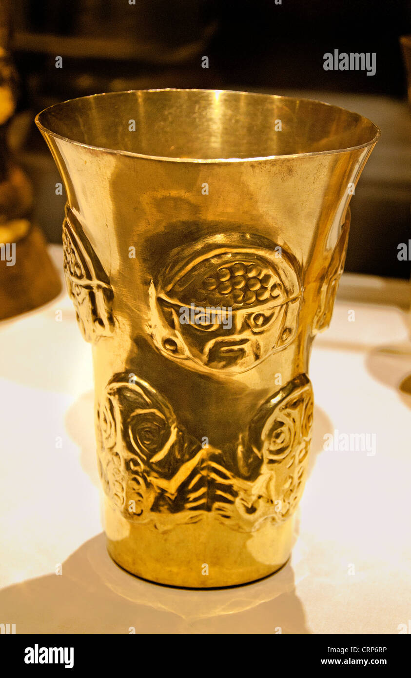 Faccia inversa bicchiere 9th-XI secolo il Perù La Leche Fiume Sicán Lambayeque Gold Foto Stock