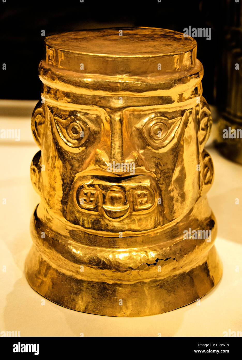 Faccia inversa bicchiere 9th-XI secolo il Perù La Leche Fiume Sicán Lambayeque Gold Foto Stock