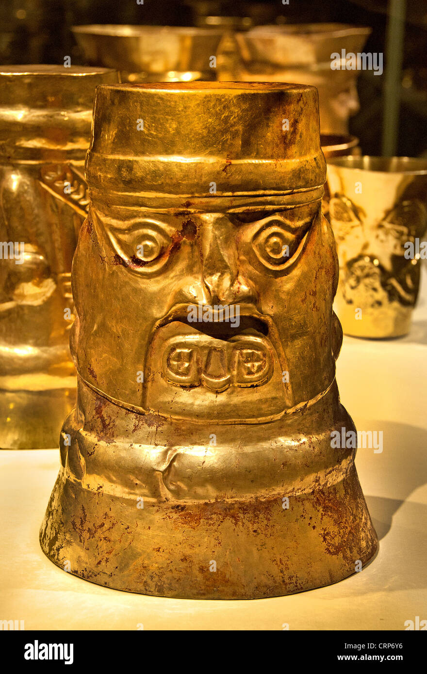 Faccia inversa bicchiere 10th-XI secolo il Perù La Leche Fiume Sicán Lambayeque Gold Foto Stock