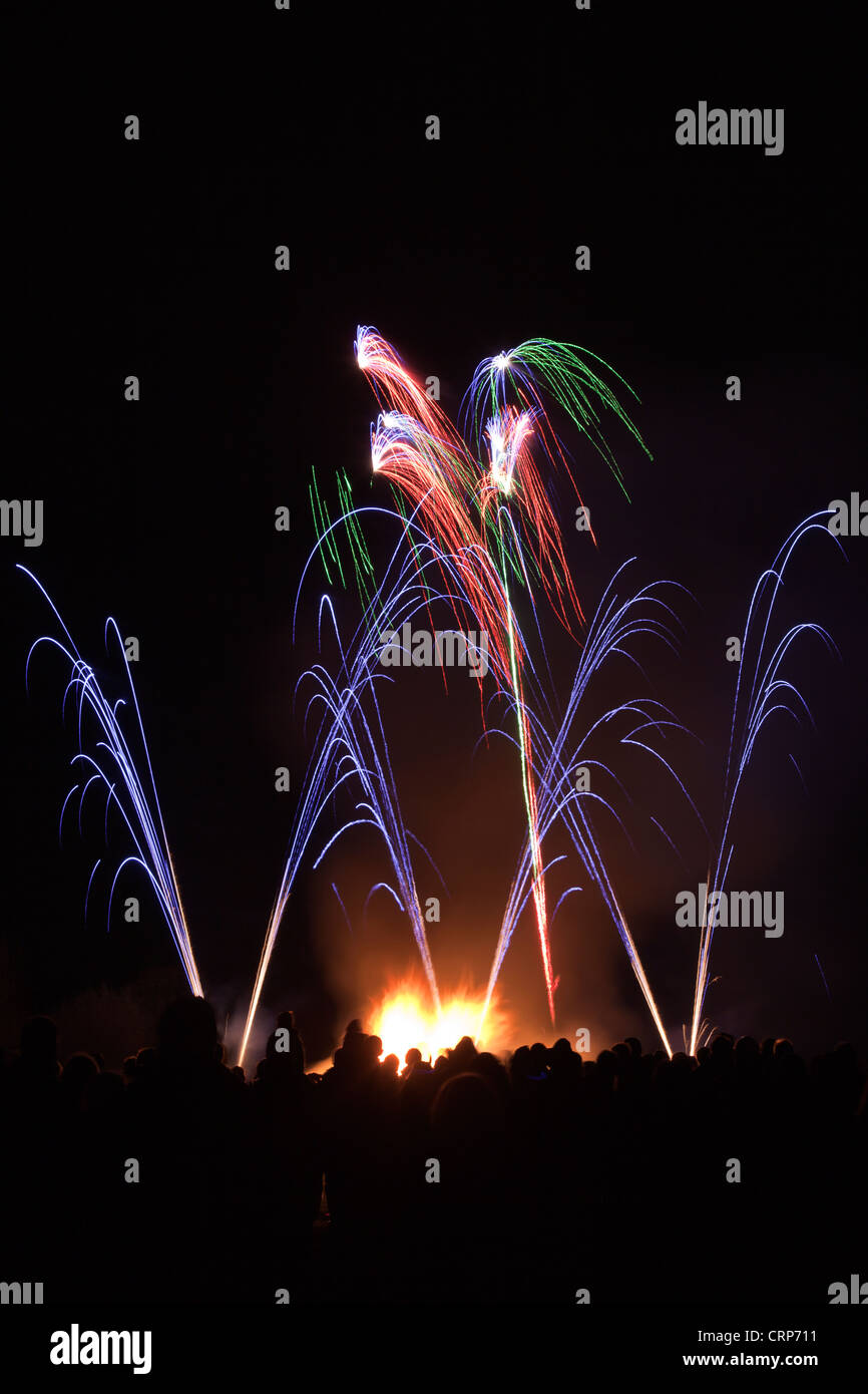 La folla godendo l annuale notte dei falò fuochi d'artificio a Hatch Beauchamp. Foto Stock