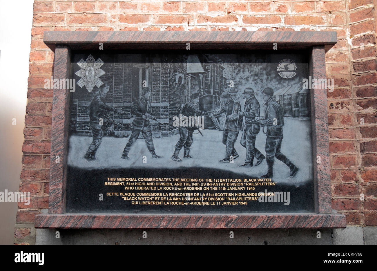 Lapide segna il posto britannico e le truppe americane si sono incontrati il 11 gennaio 1945 a La Roche en Ardenne, la Vallonia, Belgio. Foto Stock