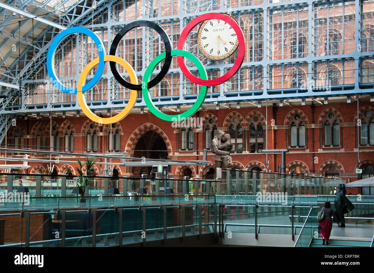 Un gigante di set di anelli olimpici sospesi in St Pancras International Station per dare il benvenuto ai visitatori di Londra, città ospite del 2012 Foto Stock