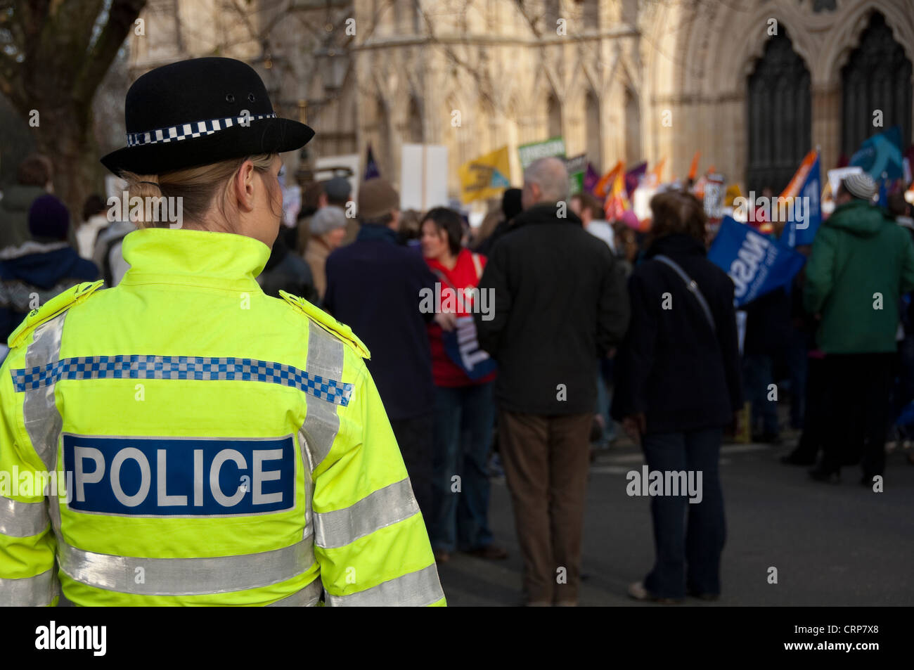 Donna di polizia sul dazio ad una protesta da parte di unisono i sindacalisti al di fuori di York Minster. Foto Stock