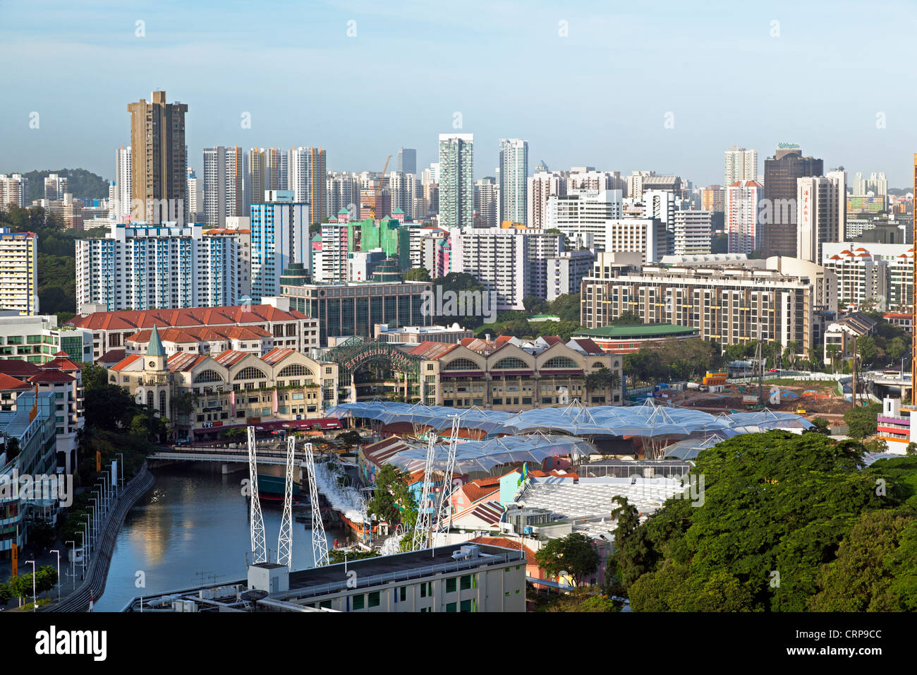 Il fiume Singapore fluisce oltre il Clarke Quay, una nuova area di vita notturna ristoranti e bar, Singapore, Sud-est asiatico Foto Stock