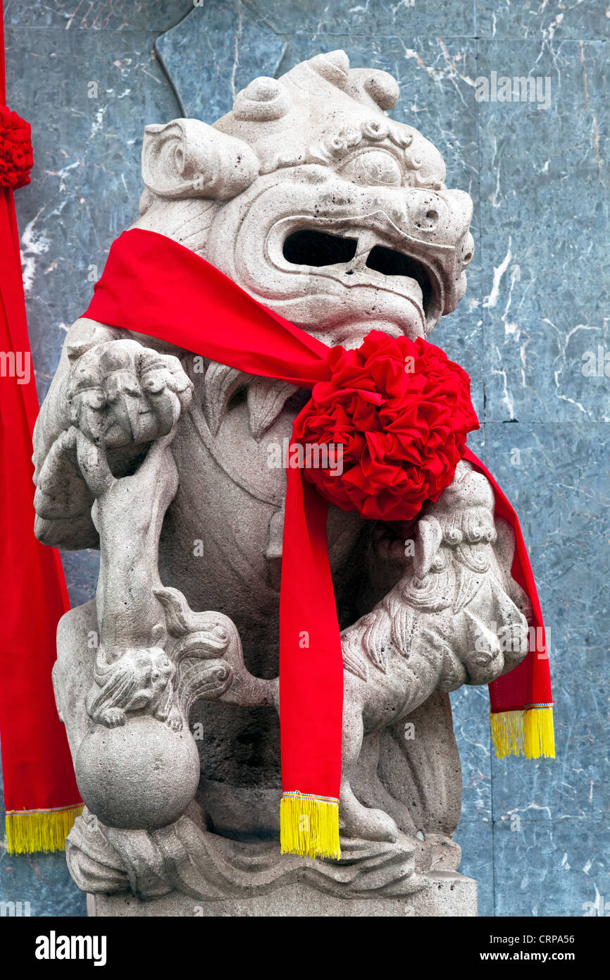 Dettaglio di un cinese Lion statua, Thian Hock Keng Cinese Tempio Hokkien in Telok Ayer Street, Singapore Foto Stock