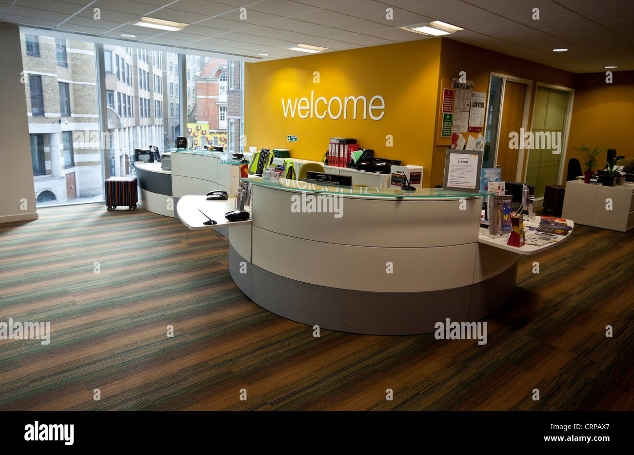 Segno di benvenuto e scrivania in una moderna area ricevimento, London, England, Regno Unito Foto Stock