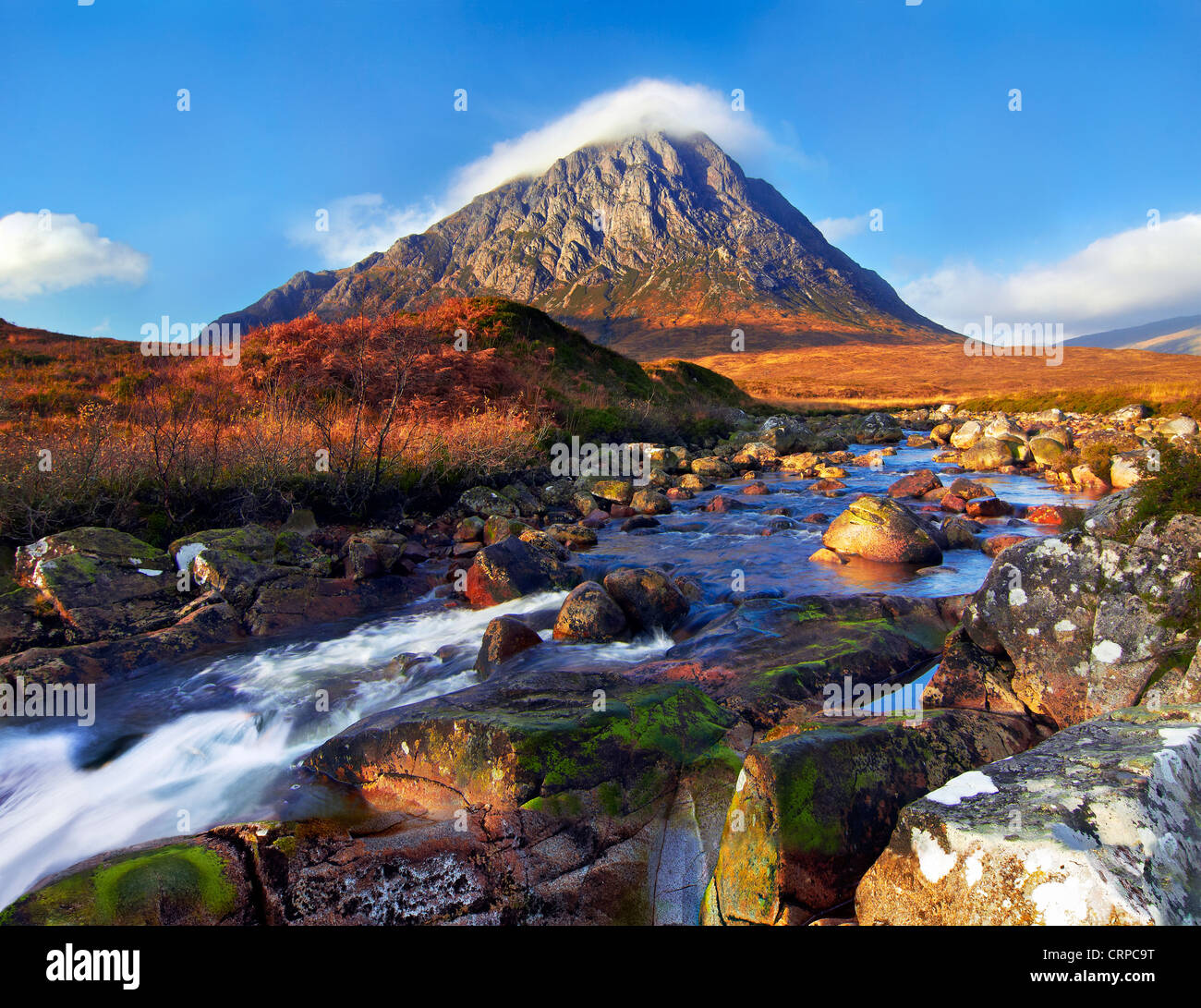 Vista sul Fiume Etive verso Buachaille Etive Mor, uno dei più riconoscibili le montagne in Scozia. Foto Stock
