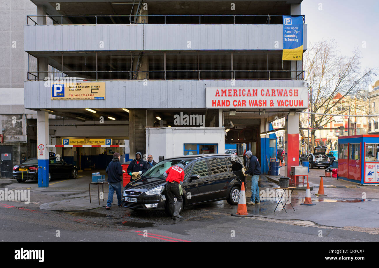 Stile Americano autolavaggio manuale e la depressione al di fuori di un parcheggio multipiano in Great Eastern Street in East End di Londra. Foto Stock