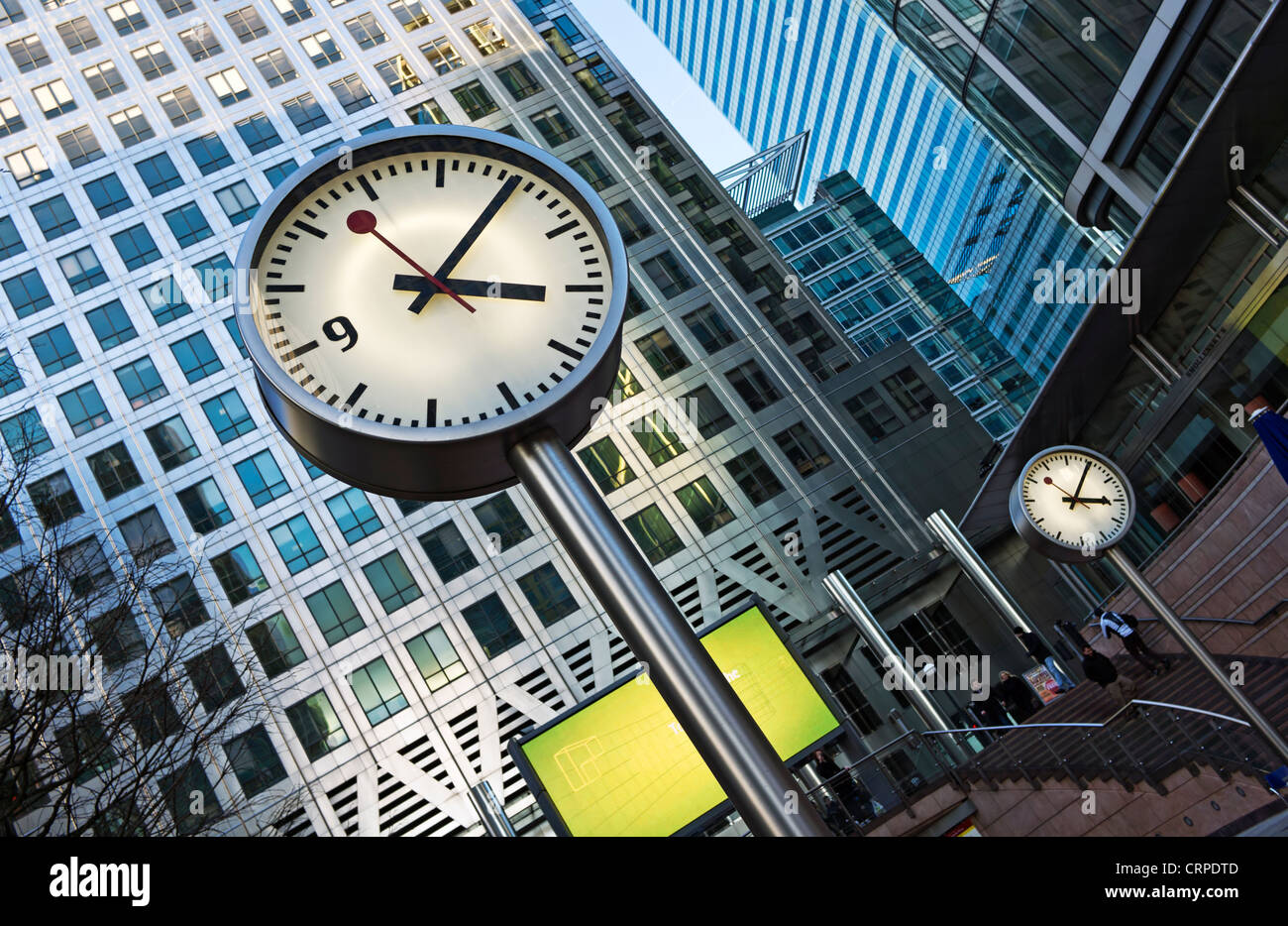 Sei orologi pubblici da Konstantin Grcic, basato sull'iconico orologio delle Ferrovie Federali. Gli orologi sono diventati un iconico Canary Wharf si Foto Stock