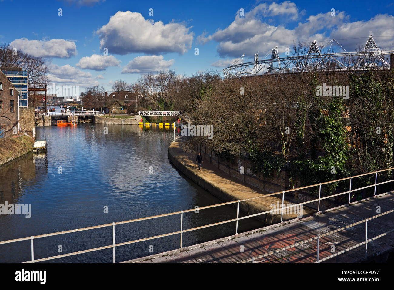 La Greenway sentiero e cycleway attraversando il fiume con lo Stadio Olimpico in background. Foto Stock