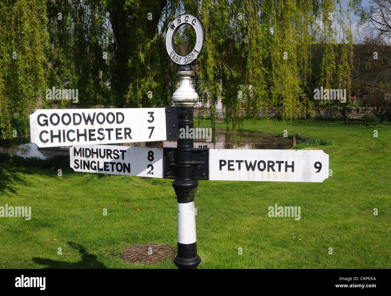 Un tradizionale 'fingerpost' cartello stradale in Oriente Dean, Sussex, Inghilterra Foto Stock
