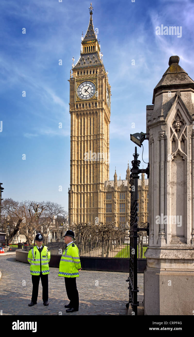 La polizia proteggendo l'ingresso al Palazzo di Westminster. Foto Stock