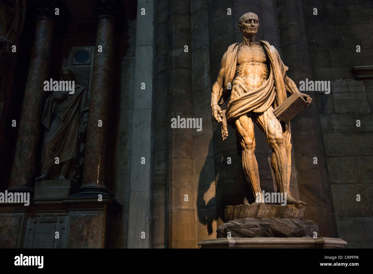 Statua di San Bartolomeo, martirizzato apostolo nel Duomo Foto Stock
