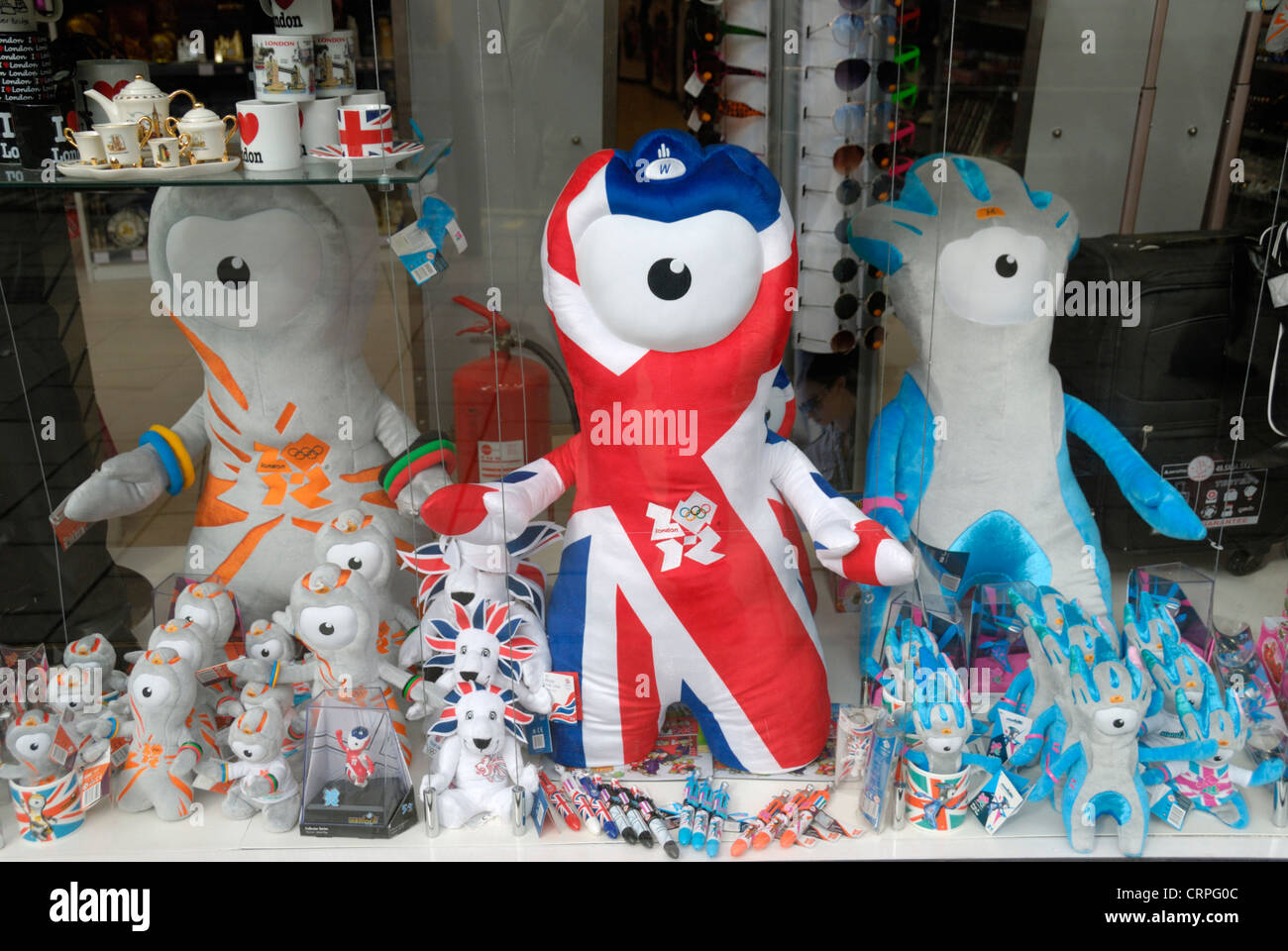 Londra 2012 mascotte olimpiche, Wenlock e Mandeville nella vetrina di un negozio. Foto Stock