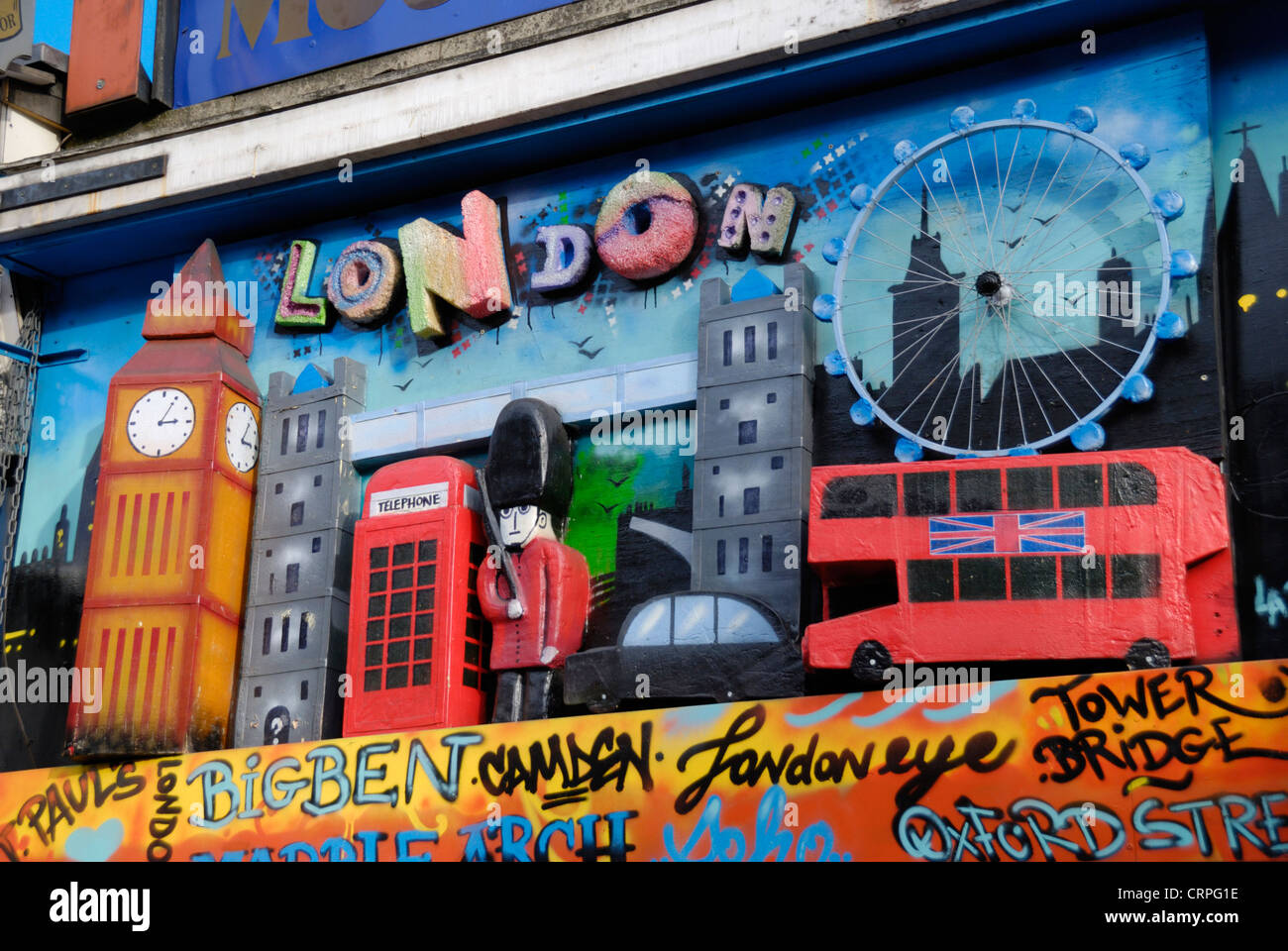 Collage formata da modelli di Londra icone turistiche al di fuori di un negozio. Foto Stock