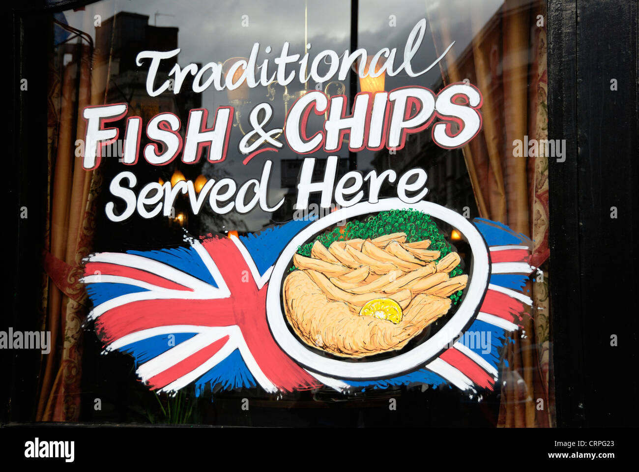 Il tradizionale pesce e patatine segno nella finestra di un pub di Londra. Foto Stock