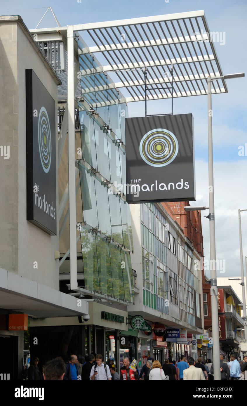 Segno appeso al di fuori del Marlands, una completamente racchiuso da un centro commerciale e foodcourt. Foto Stock