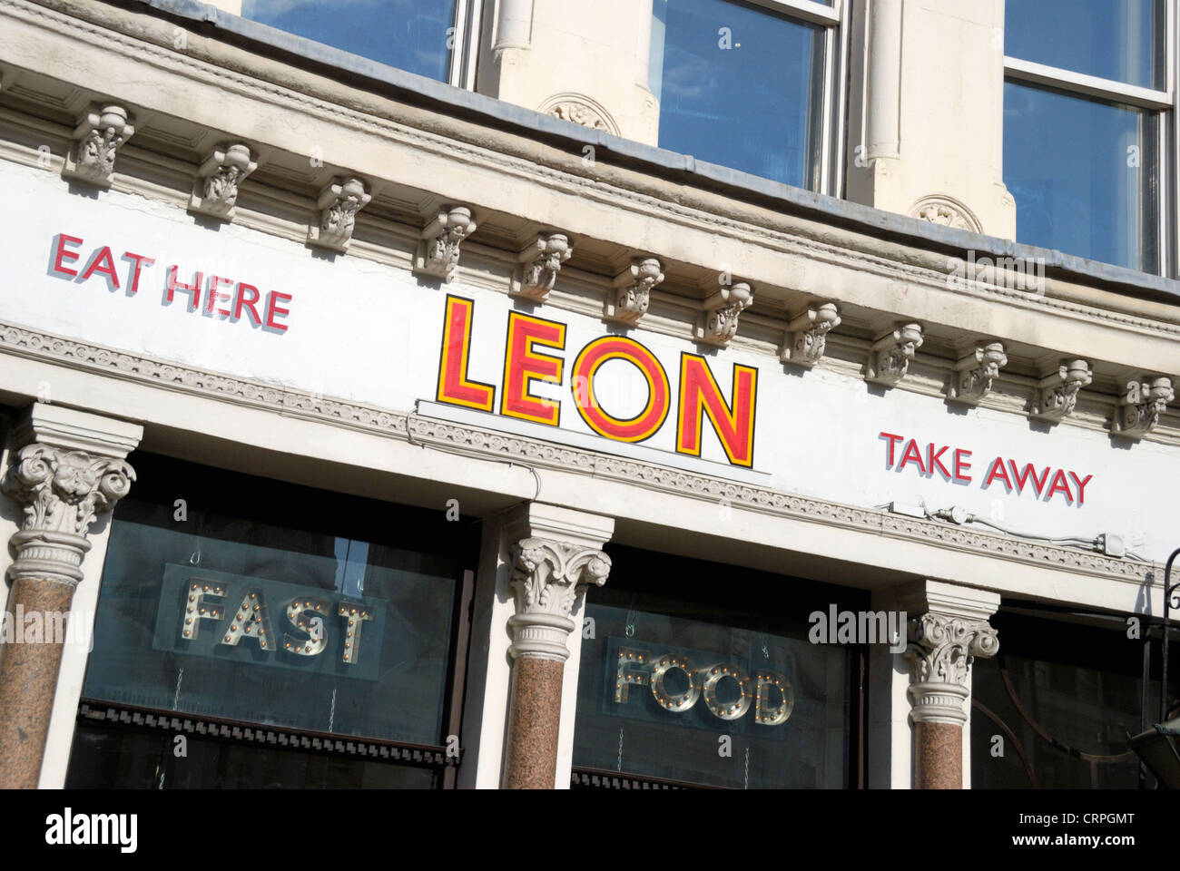 Il Ristorante Leon a Ludgate Circus, un fast food con un accento particolare sulla qualità, la sostenibilità e la nutrizione. Foto Stock
