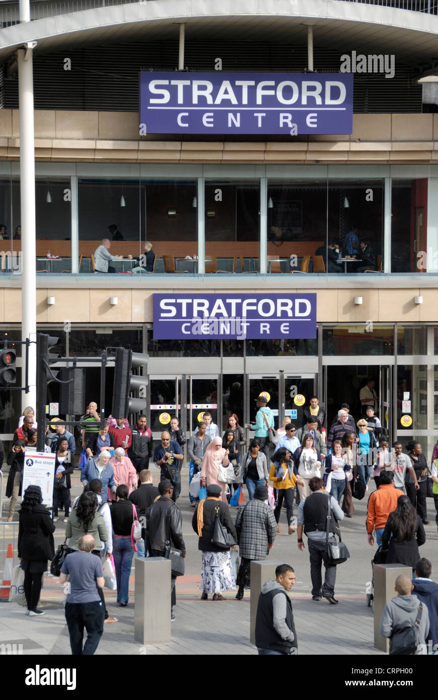 Gli acquirenti al di fuori del centro di Stratford, un centro commerciale in East End di Londra. Foto Stock