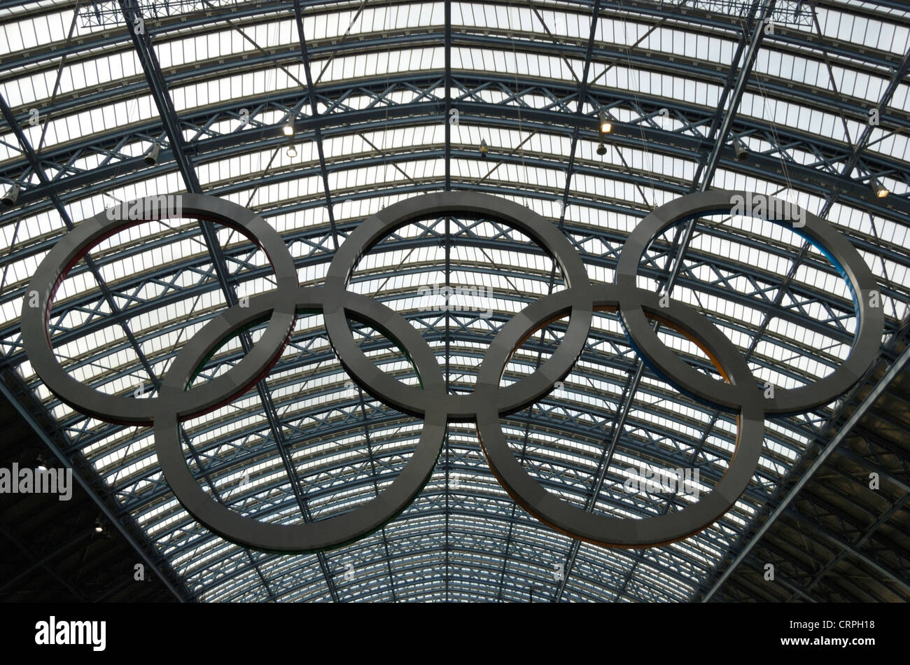 Un gigante di set di anelli olimpici appesi in St Pancras International Station. Foto Stock