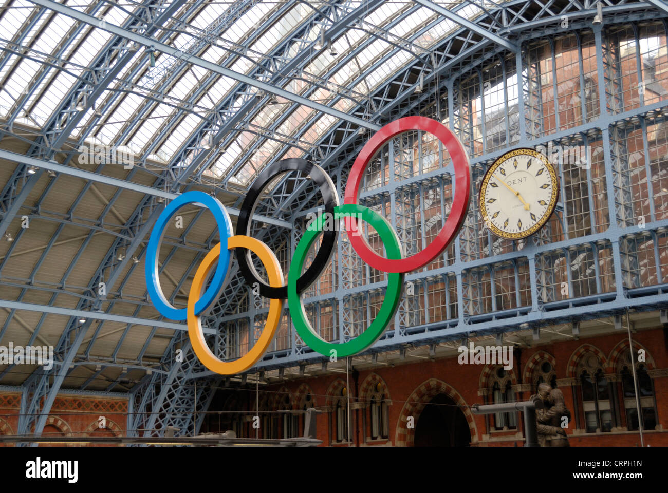 Un gigante di set di anelli olimpici appesi in St Pancras International Station. Foto Stock