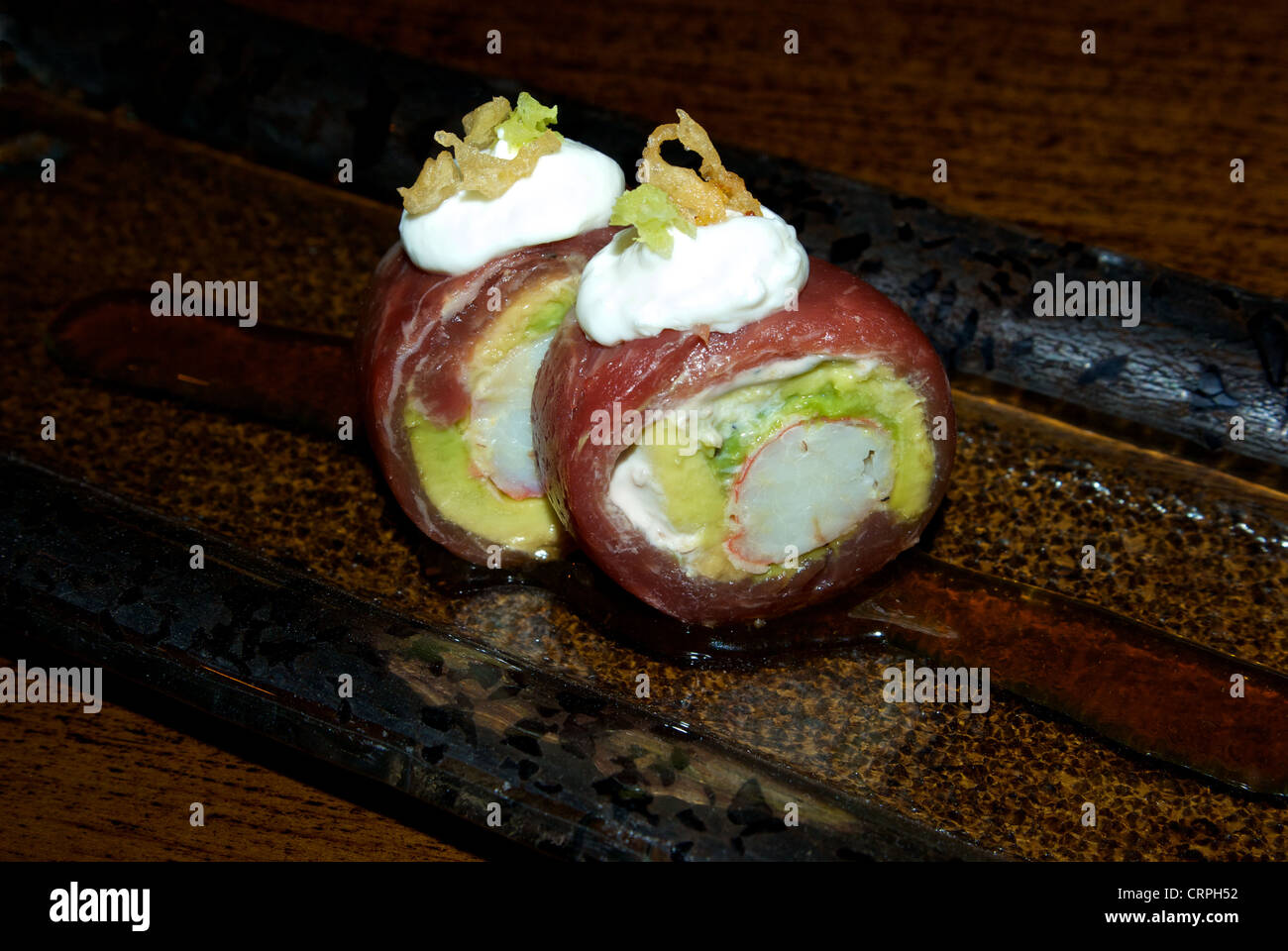 Carpaccio di manzo avvolto avocado granchio reale roll antipasto Foto Stock