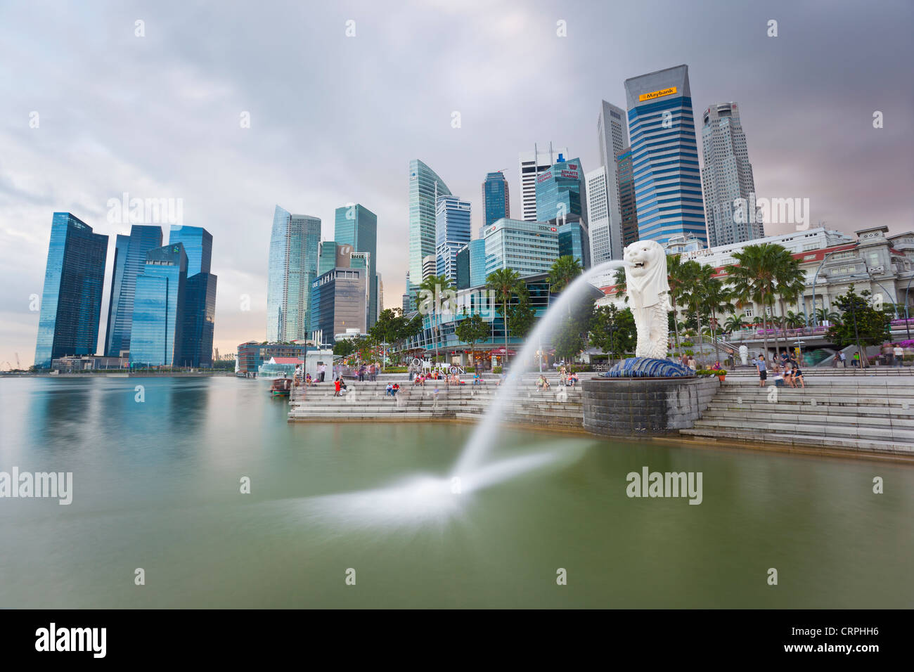 La statua Merlion con lo skyline della città in background, Marina Bay, Singapore, Sud-est asiatico Foto Stock