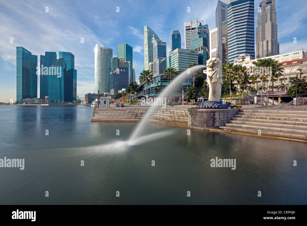 La statua Merlion con lo skyline della città in background, Marina Bay, Singapore, Sud-est asiatico Foto Stock