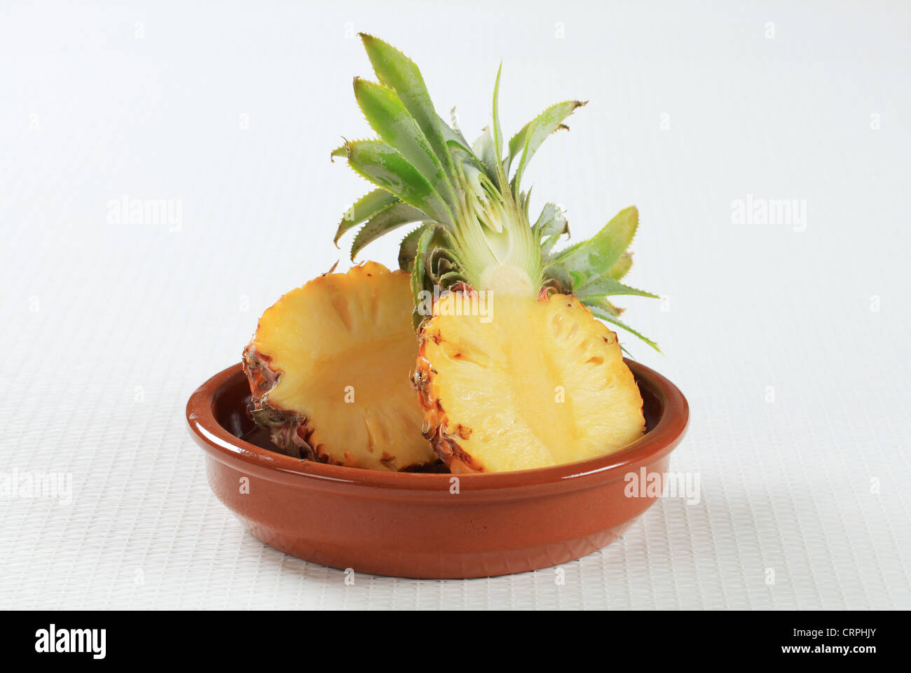 Ananas fresco tagliato a metà Foto Stock