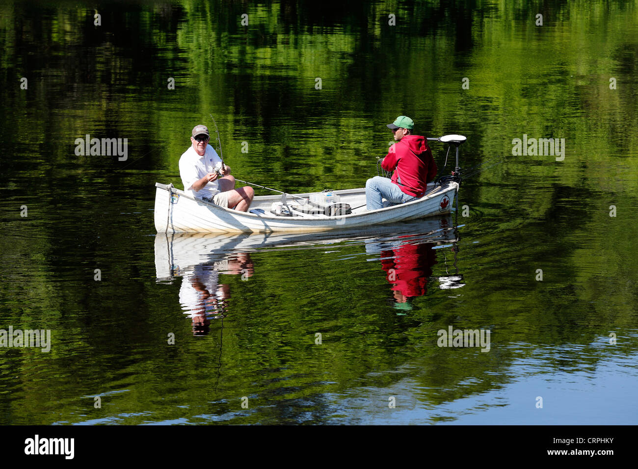 Due uomini con attività di pesca in una canoa su un laghetto in Massachusetts Foto Stock