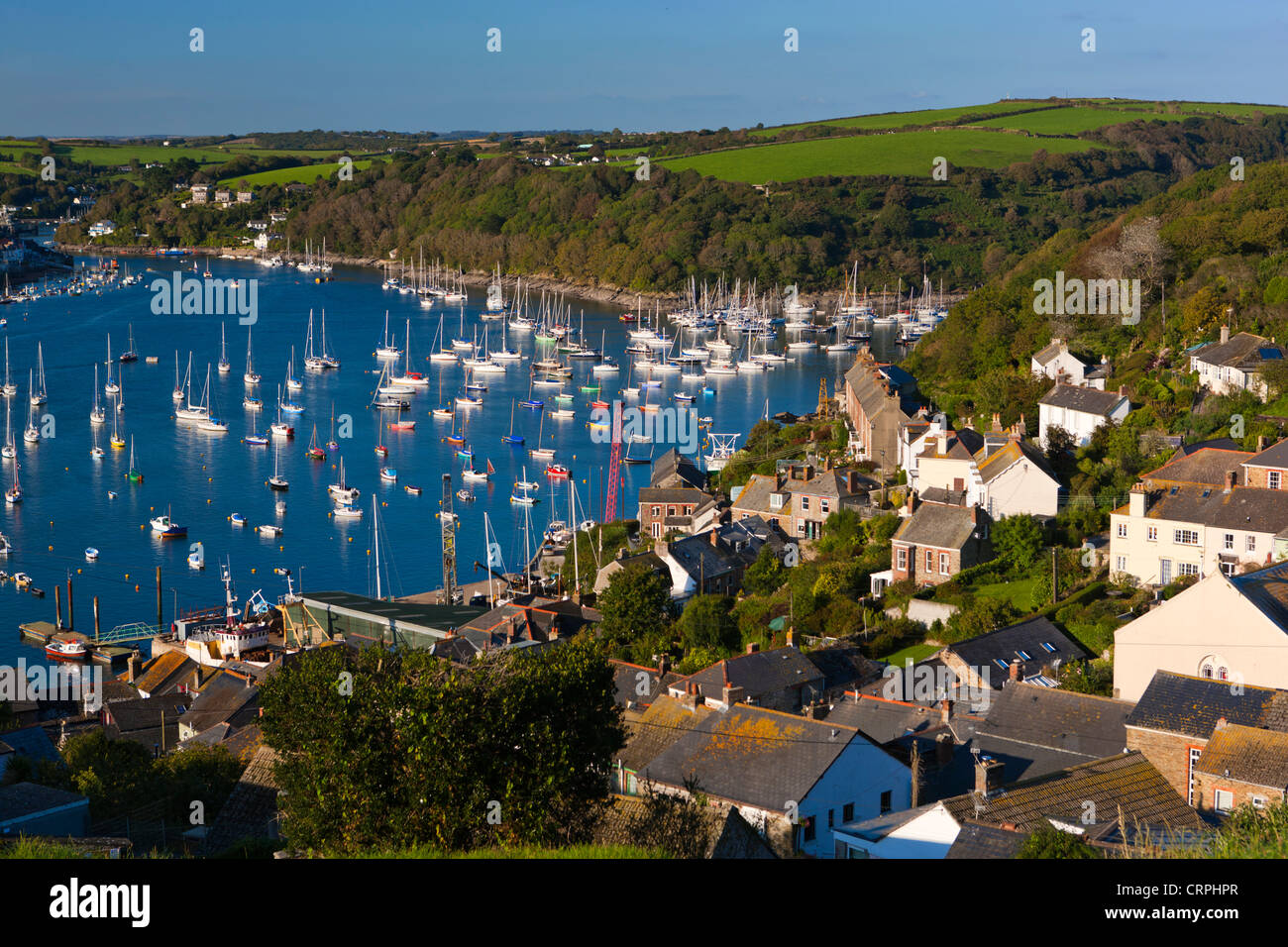 Vista panoramica sui tetti della città e barche ormeggiate nel Fowey Estuary dai Polruan. Foto Stock