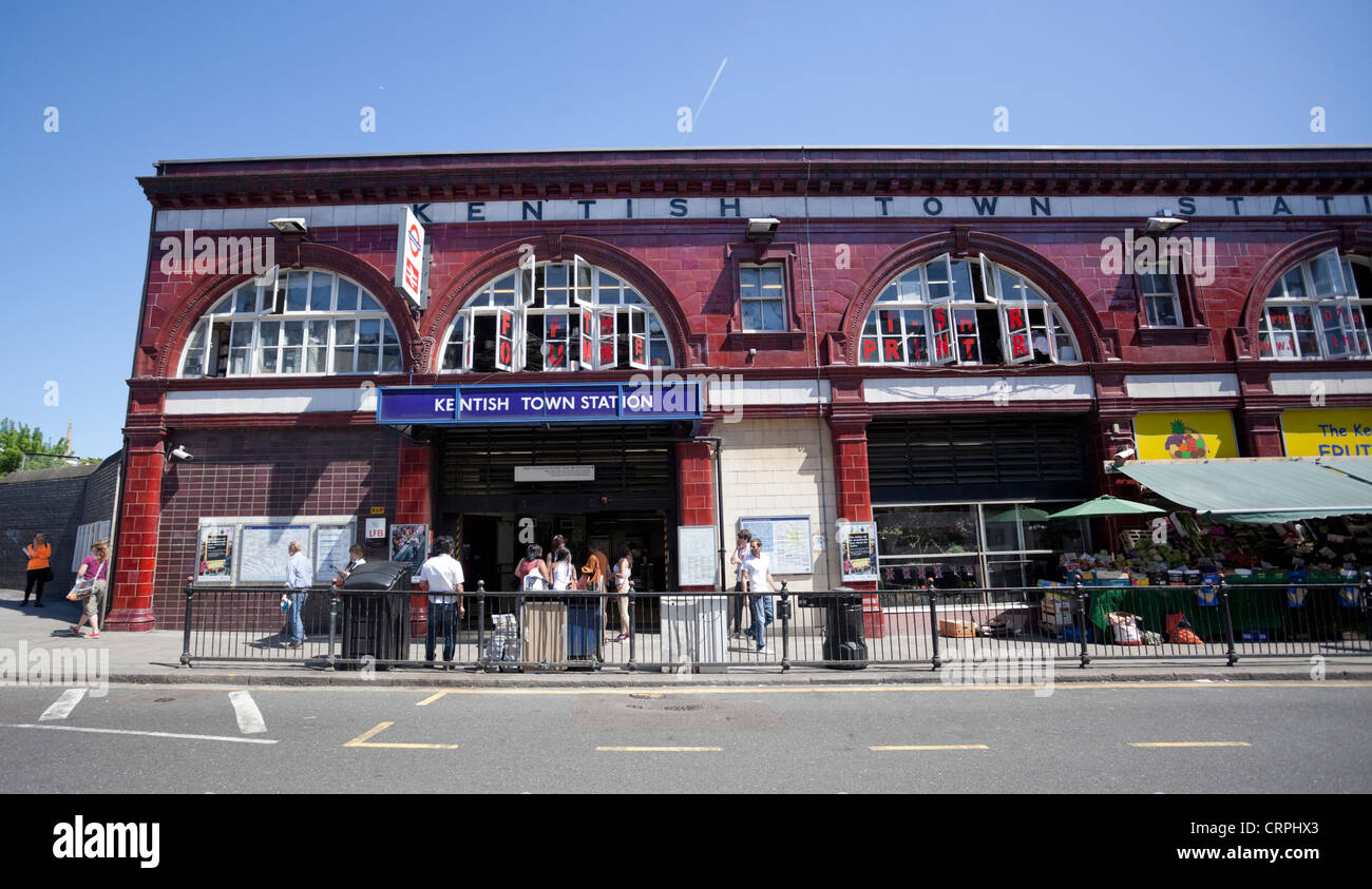 Scena di strada al di fuori di Kentish Town London Underground e dalla stazione ferroviaria nazionale, Kentish Town Road, London, England, Regno Unito Foto Stock