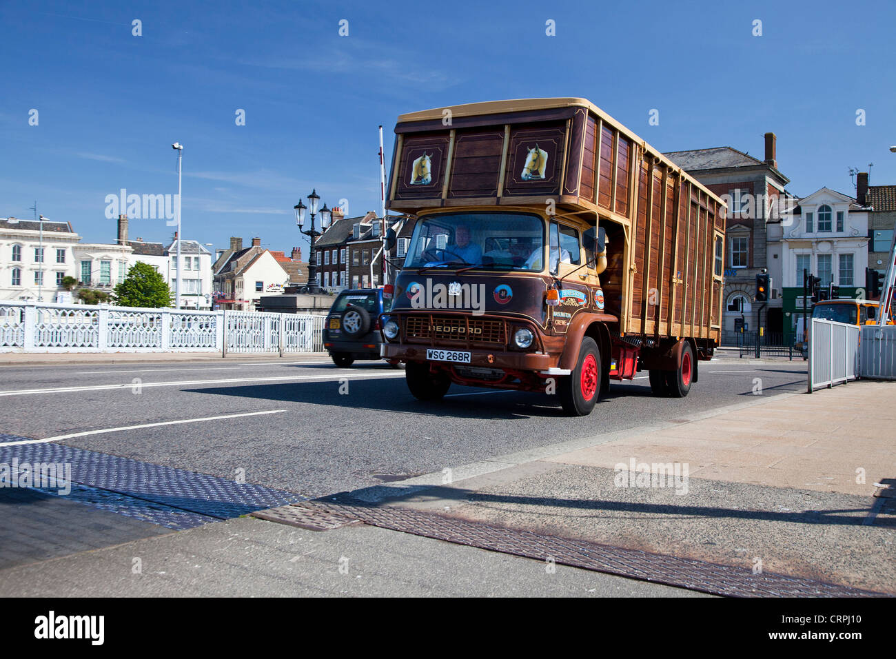 Vecchio Bedford van per cavalli la guida oltre il Rifugio Ponte di Great Yarmouth Foto Stock