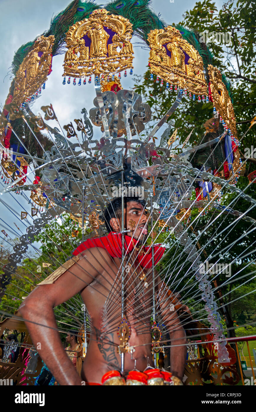 Immagine di un devoto indù che trasportano santuario portatile durante il Thaipusam a Singapore, Sud Est asiatico Foto Stock