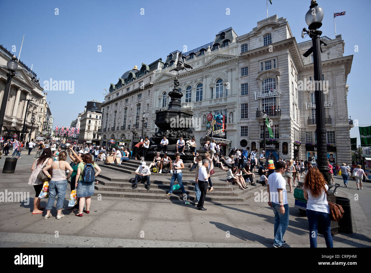 Ogni giorno la vita della città: Piccadilly Circus scena su un giorno di estate, London, England, Regno Unito Foto Stock