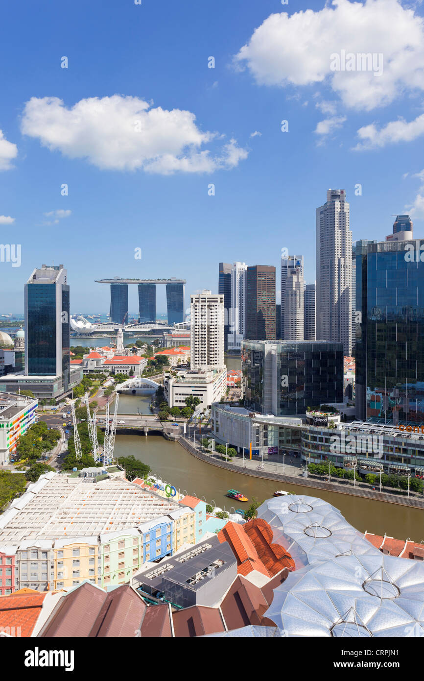 Il Sud Est asiatico, Singapore, vista in elevazione sopra il quartiere degli intrattenimenti di Clarke Quay, il fiume Singapore e dello skyline della città Foto Stock