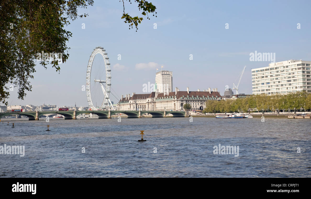 Vista sul Fiume Tamigi verso la London Eye, London, England, Regno Unito Foto Stock