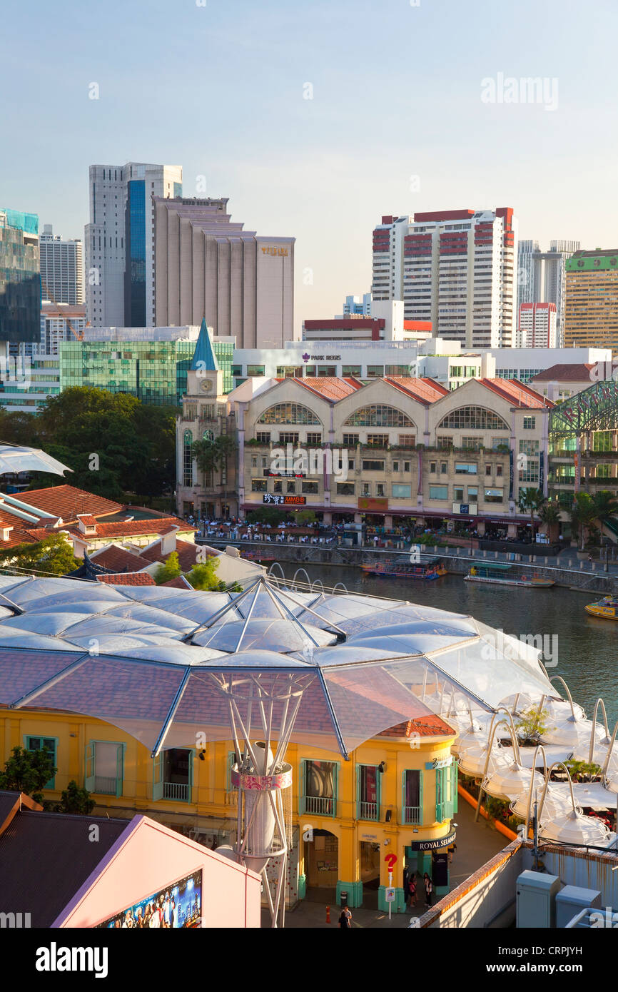 Il Sud Est asiatico, Singapore, vista in elevazione sopra il quartiere degli intrattenimenti di Clarke Quay, il fiume Singapore e dello skyline della città Foto Stock