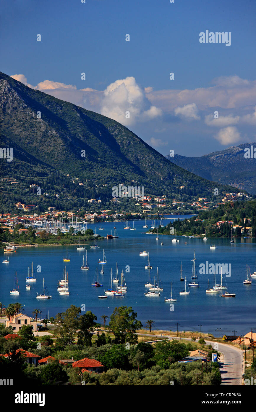 Vlychos bay, molto ancoraggio popolare per gli skipper, Lefkada (o 'Lefkas') isola, mare Ionio, Grecia. In BG, Nydri città. Foto Stock