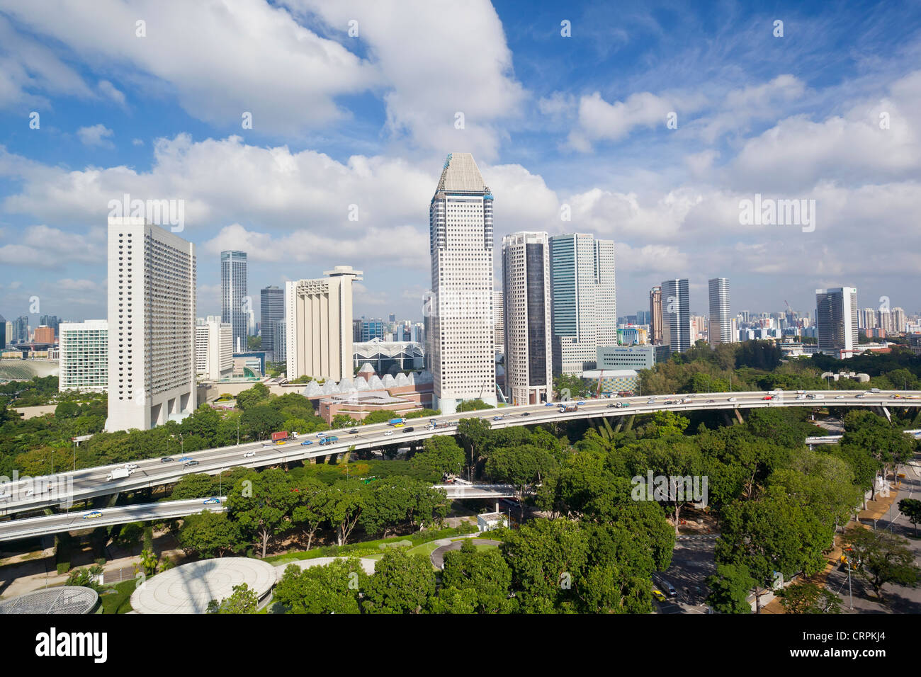 Il Sud Est asiatico, Singapore, vista in elevazione oltre il moderno skyline della città Foto Stock