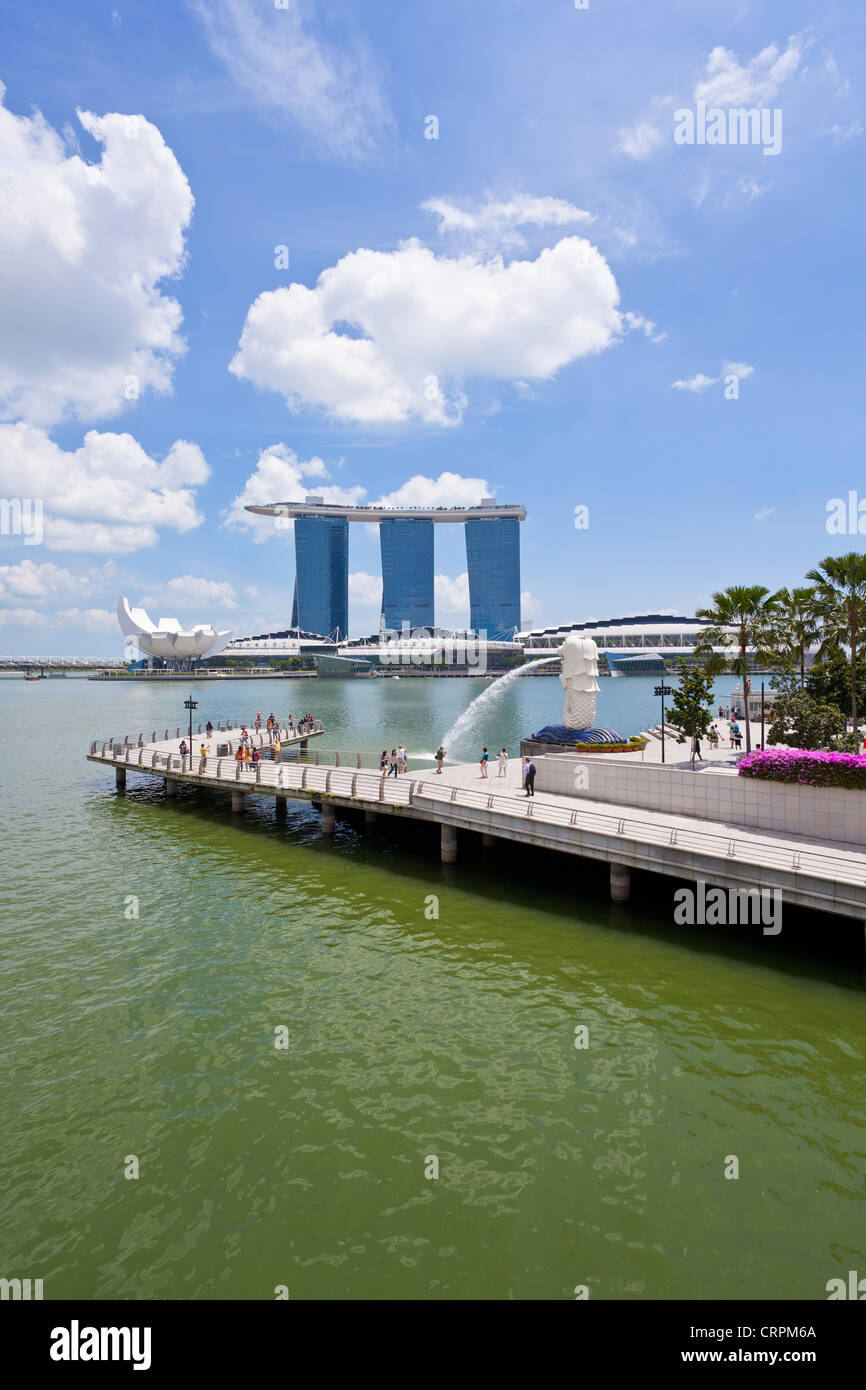 La statua Merlion con il Marina Bay Sands in background, Marina Bay, Singapore, Sud-est asiatico Foto Stock
