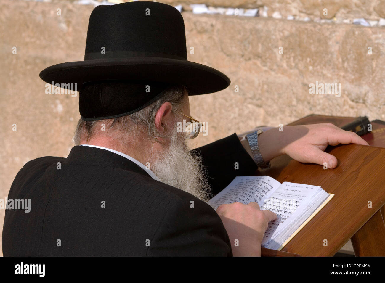 Ebreo ortodosso legge la Torah presso la vecchia città del Muro occidentale di Gerusalemme, Israele Foto Stock