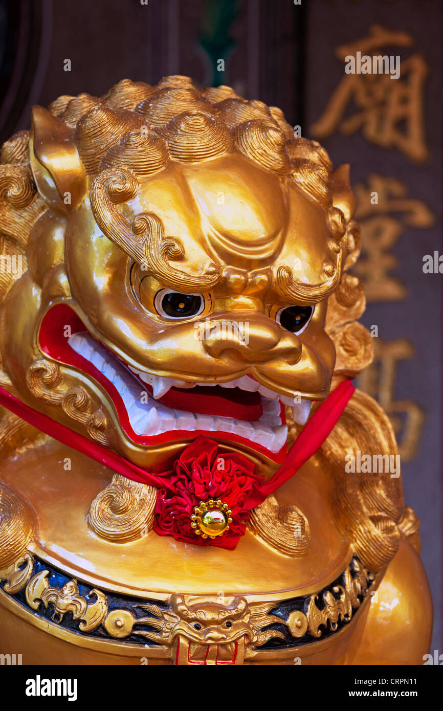 Dettaglio del tempio Cinese lion statua, Chinatown, Singapore, Sud-est asiatico Foto Stock