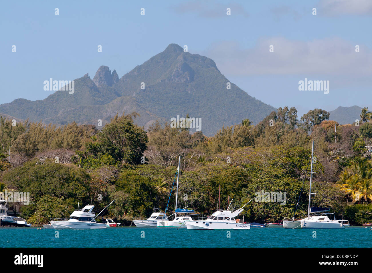 Barche a motore sotto le montagne Bambous, Trou d'Eau Douce, Flacq, Mauritius Foto Stock