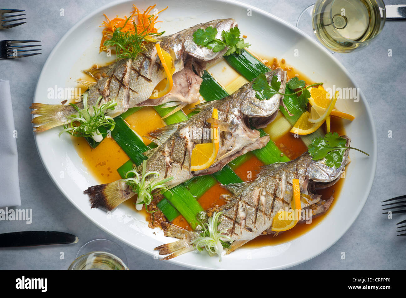 Piatto di frutti di mare - pesce sulla piastra Foto Stock