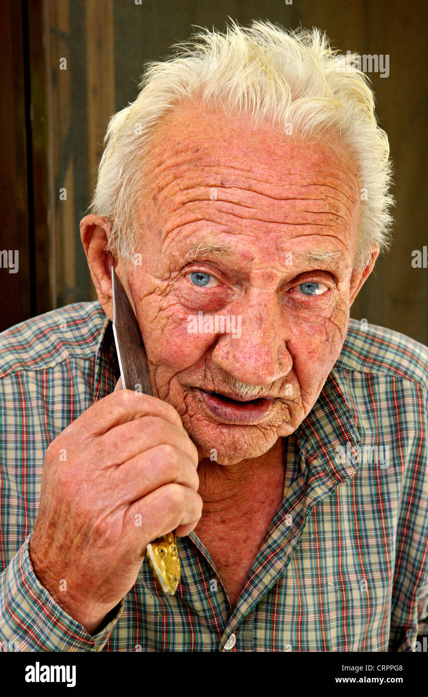 Il sig. Spiros Argiros (87 y.o), da Agios Ilias village, uno degli ultimi coltellinai tradizionale di Lefkada isola, mare Ionio, Grecia Foto Stock