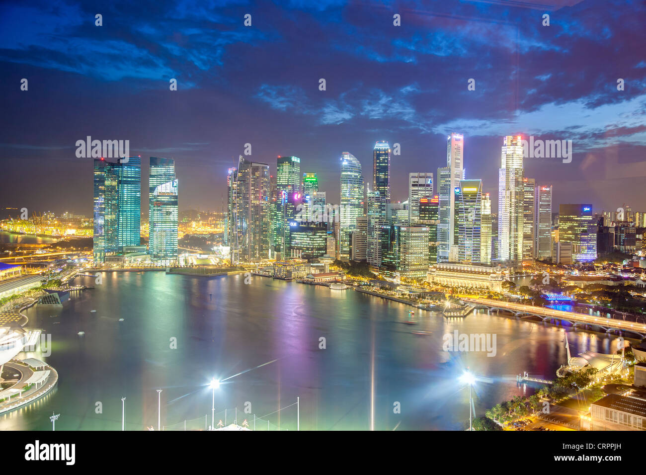 Vista in elevazione su Singapore City Centre e Marina Bay, Singapore, Sud-est asiatico Foto Stock